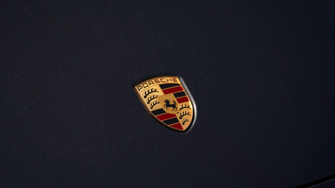 Германският производител на луксозни автомобили Порше Porsche днес обяви че