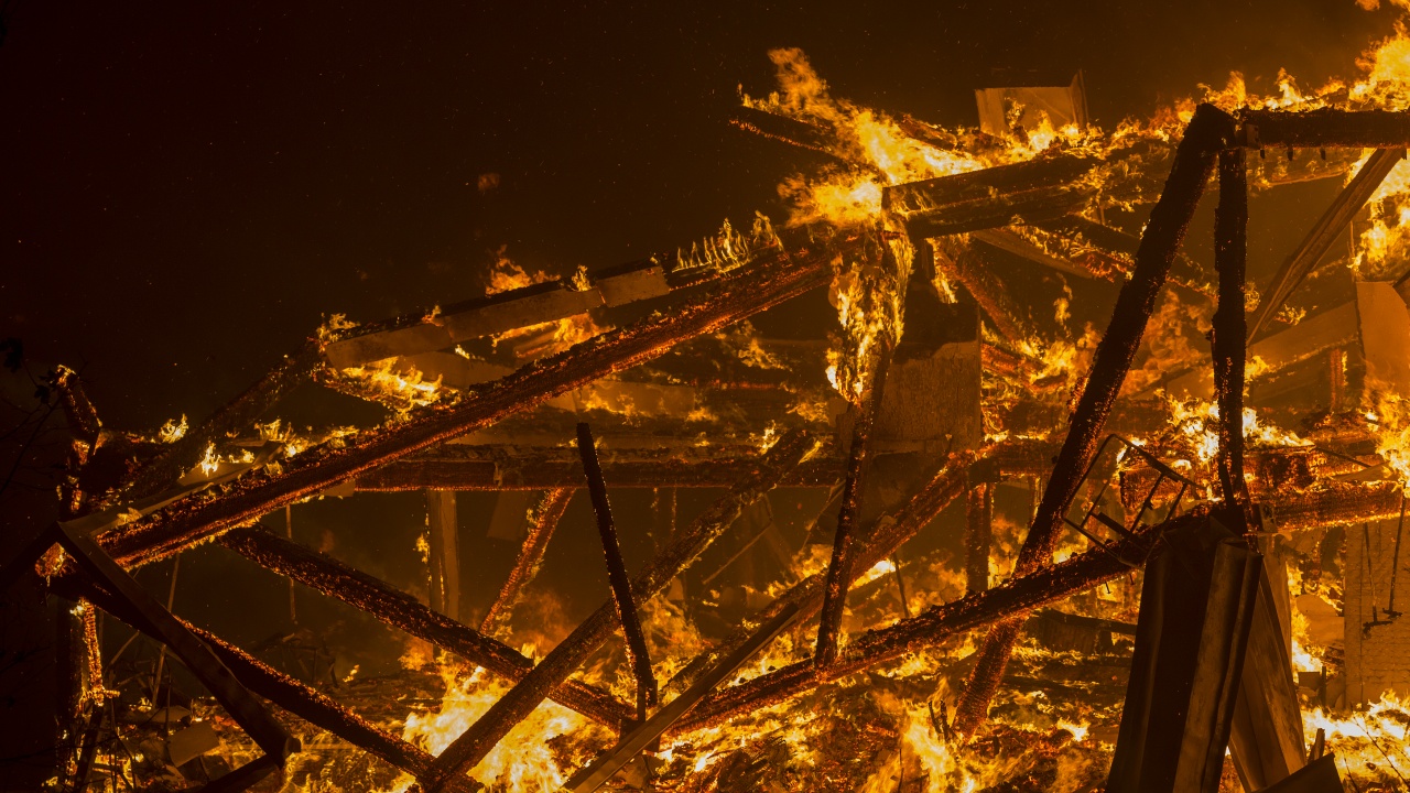 Пожар гори в ромската махала на смолянския квартал Устово, известна