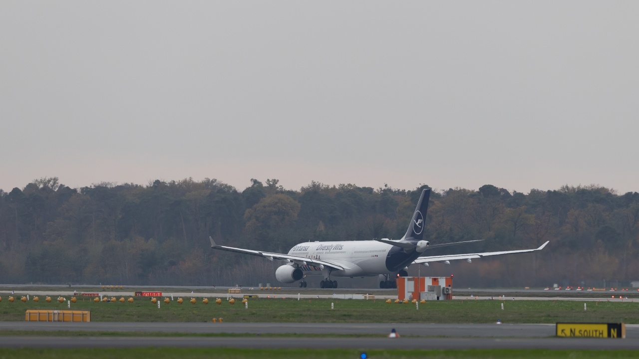 Самолет Airbus A330-300 D на германската компания Луфтханза“, изпълняващ полет от