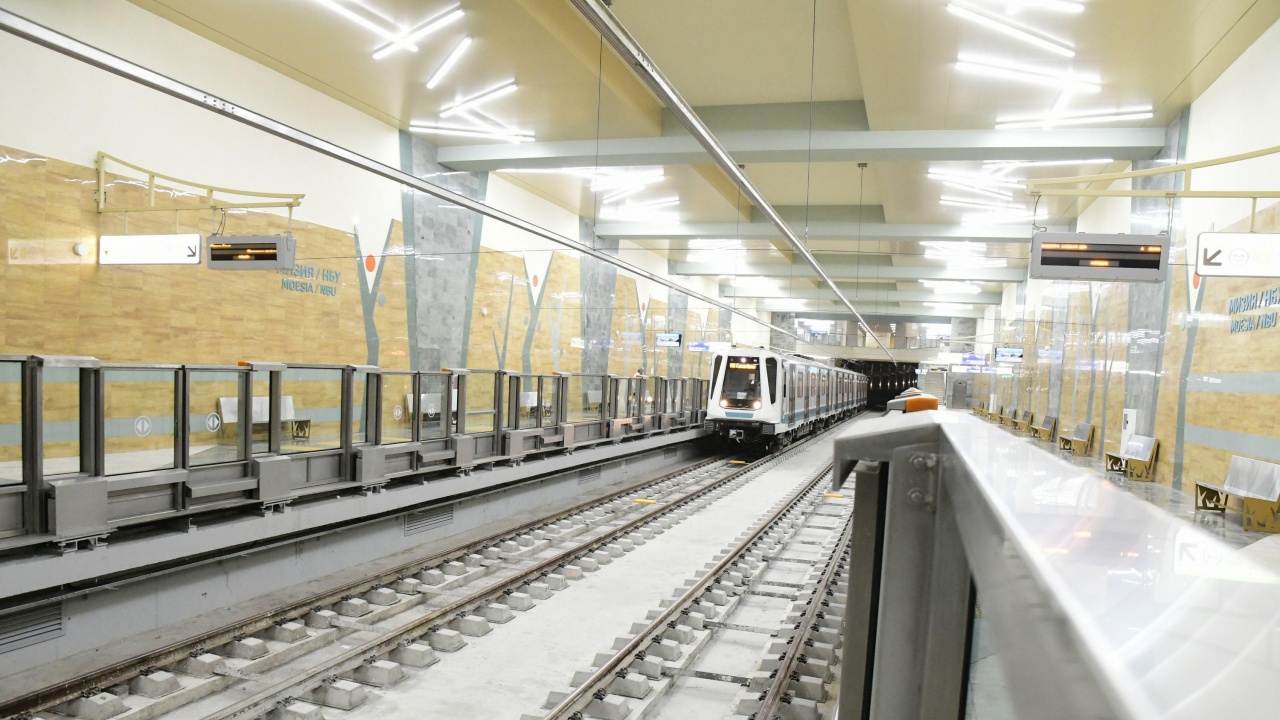 Увеличават заплатите на служителите в метрото