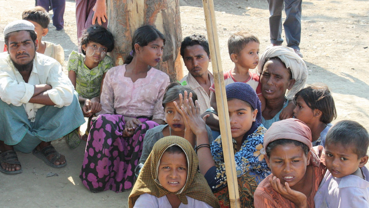 69 бежанци рохинги бяха спасени днес, след като лодката им