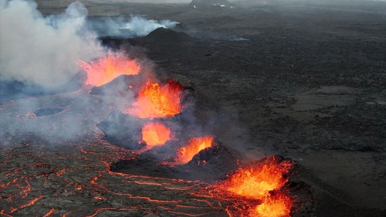 Зашеметяващи кадри от изригването на вулкан в Исландия