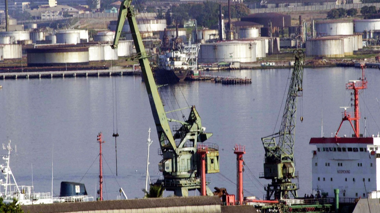 Всички индийски рафинерии вече започват да отказват руски петрол, докаран