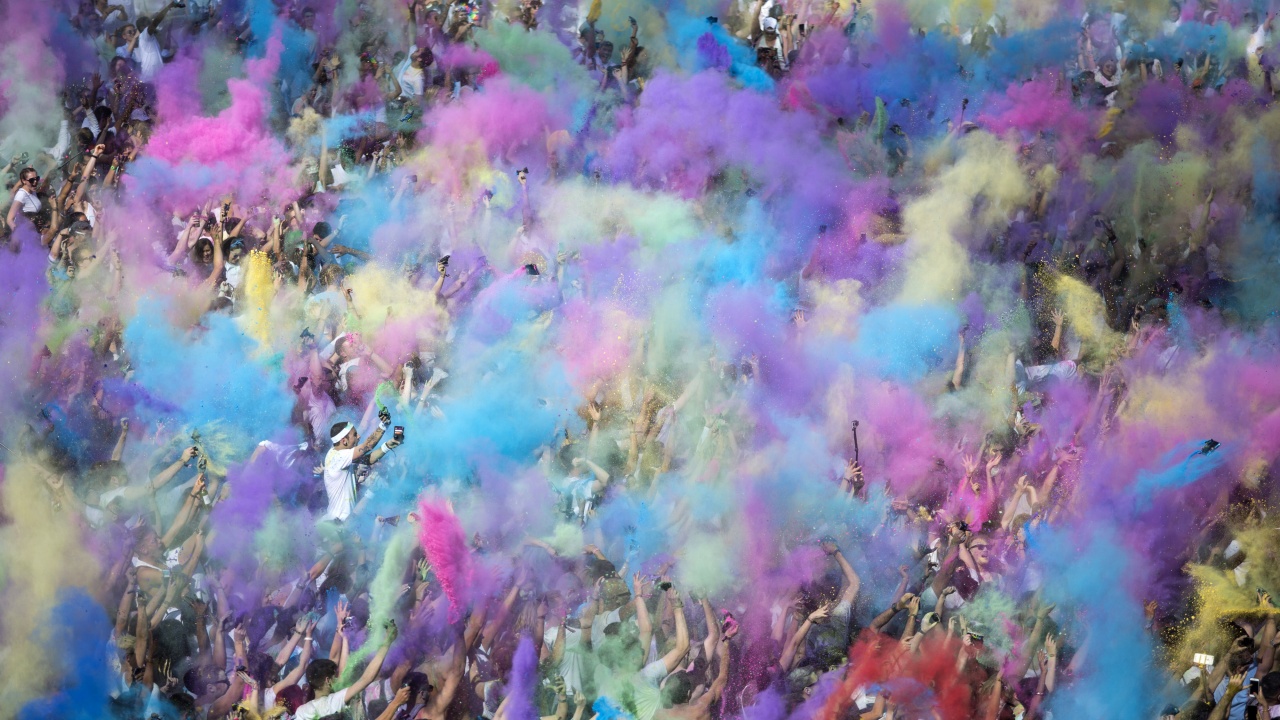 Холи - хиндуисткият фестивал на цветовете, отбелязва настъпването на пролетта в Индия, Непал и Южна Азия