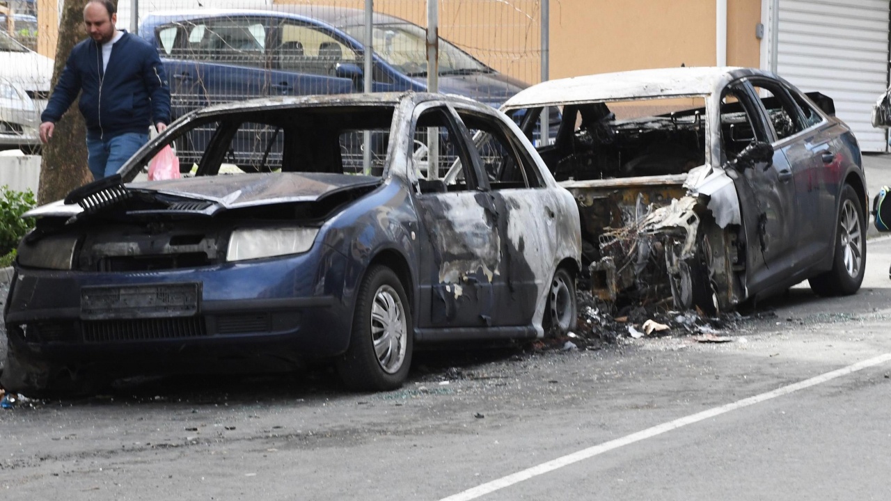 Два автомобила изгоряха пред блок 98 в бургаския ж.к.Меден рудник,