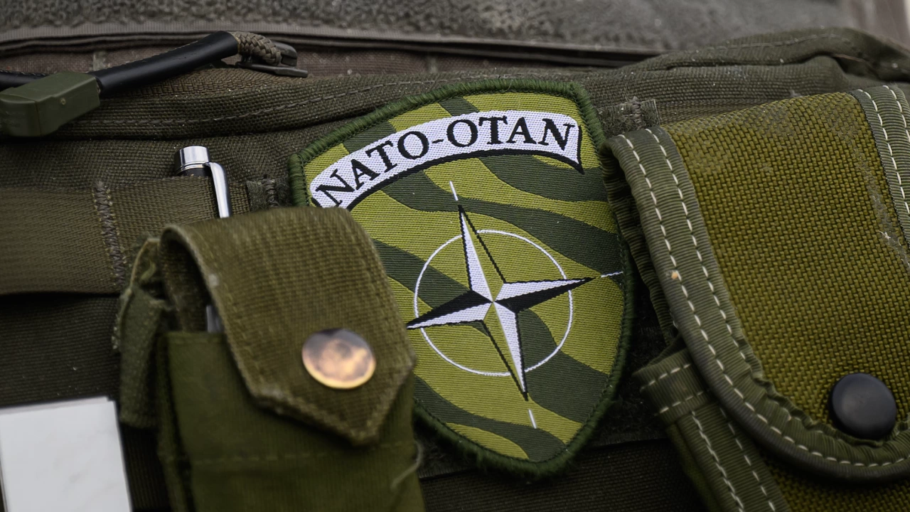 Военнослужещи на НАТО вече са в Украйна пише испанският вестник