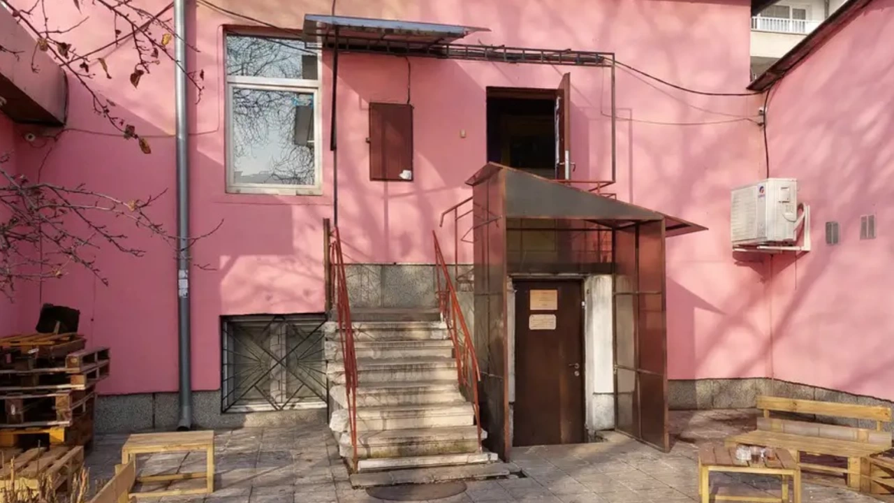 Розовата къща – нископрагов център в София подпомагащ наркозависими и бездомни хора