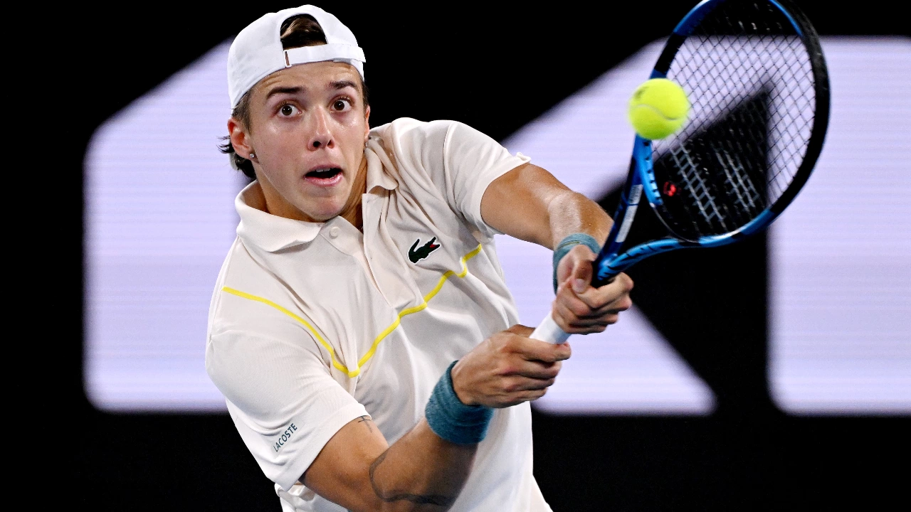 21 годишният френски тенисит Артюр Казо изживя неприятен момент по време