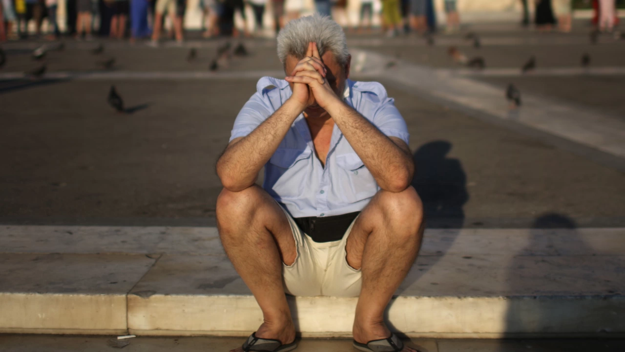 Гърците трудно покриват разходите си на месец предаде БНР Някои