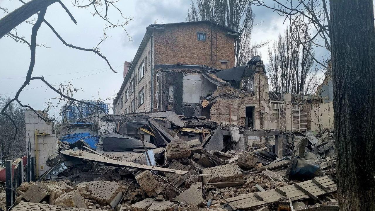 Руски ракетен удар срещу Киев унищожи част от сградата на