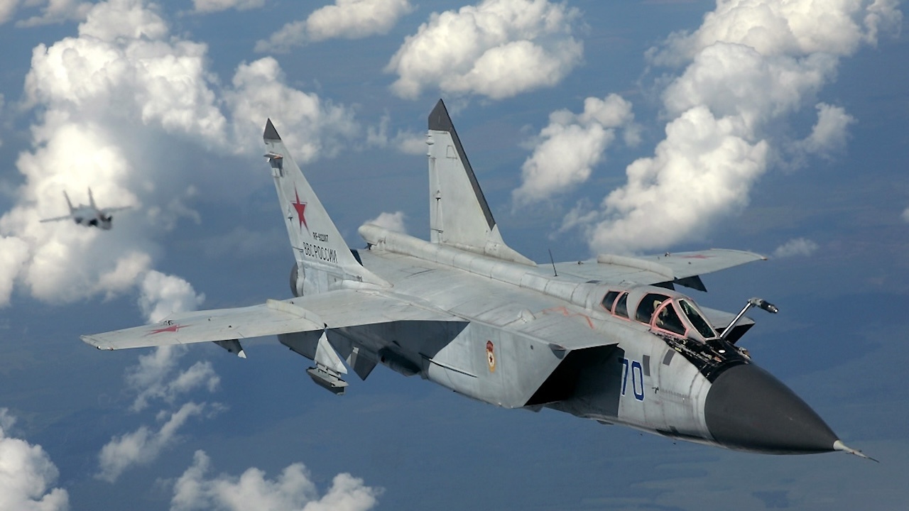 Руски самолет изтребител МиГ-31 е съпроводил днес два американски бомбардировача