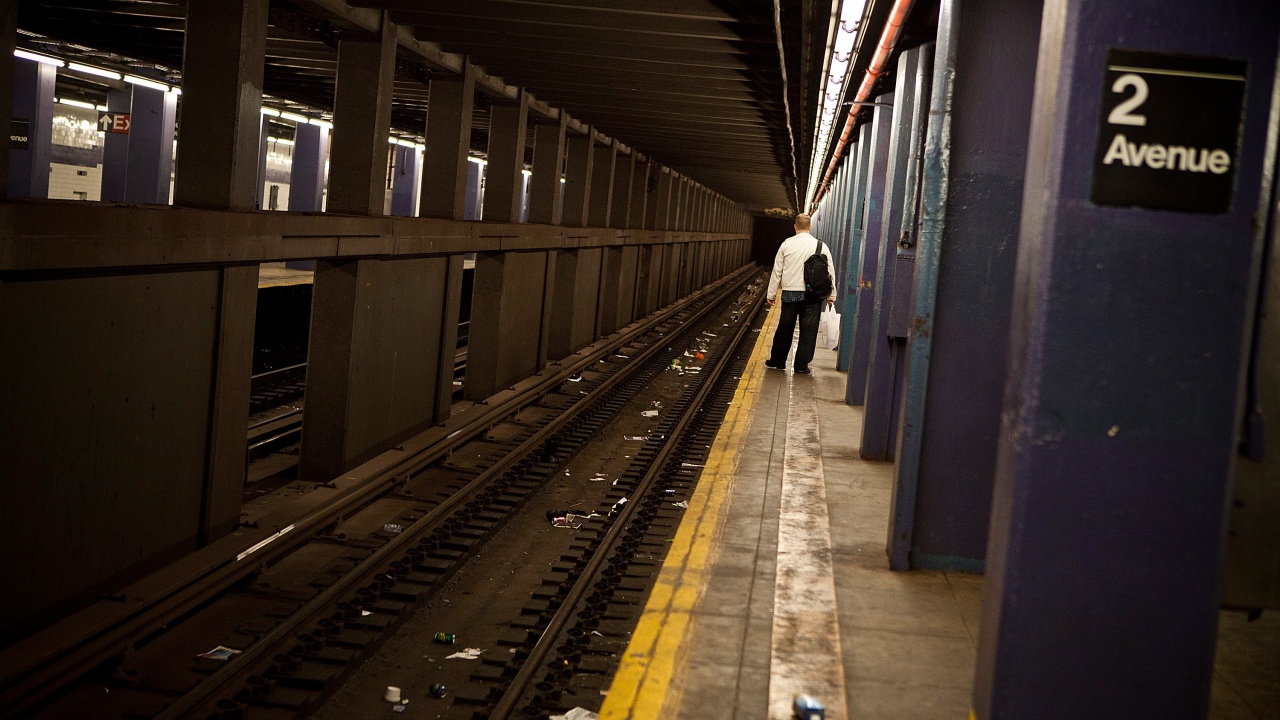 Блъснаха машинист пред метро в Ню Йорк, влакът го прегази
