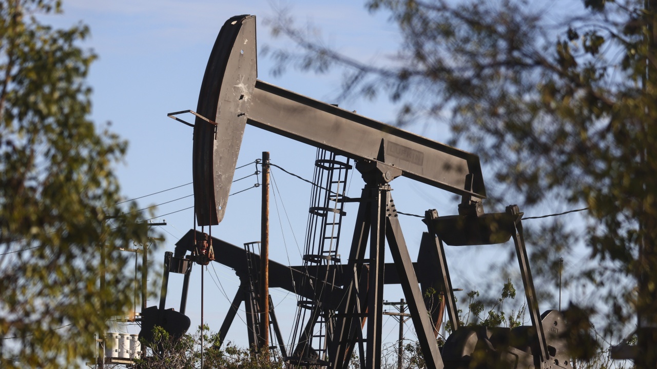 Петролните контракти поевтиняват днес след доклад, отчитащ рязко увеличаване на
