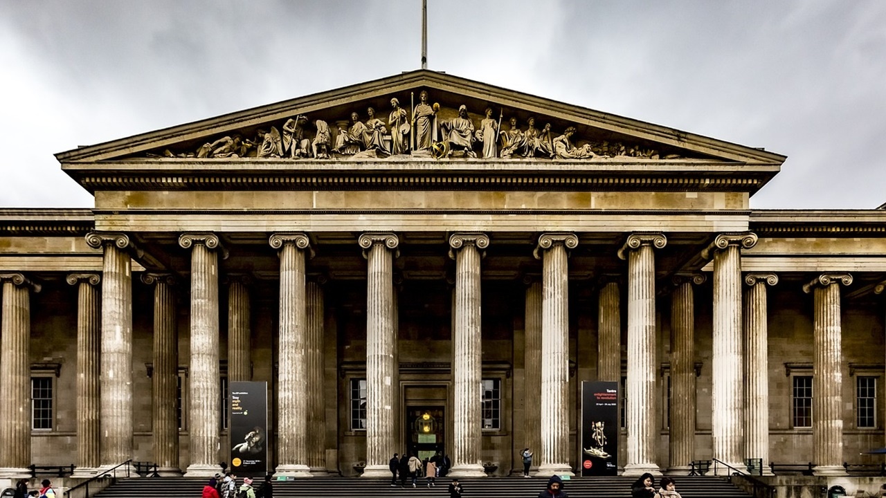 Британският музей се обърна към съда срещу бивш уредник, за