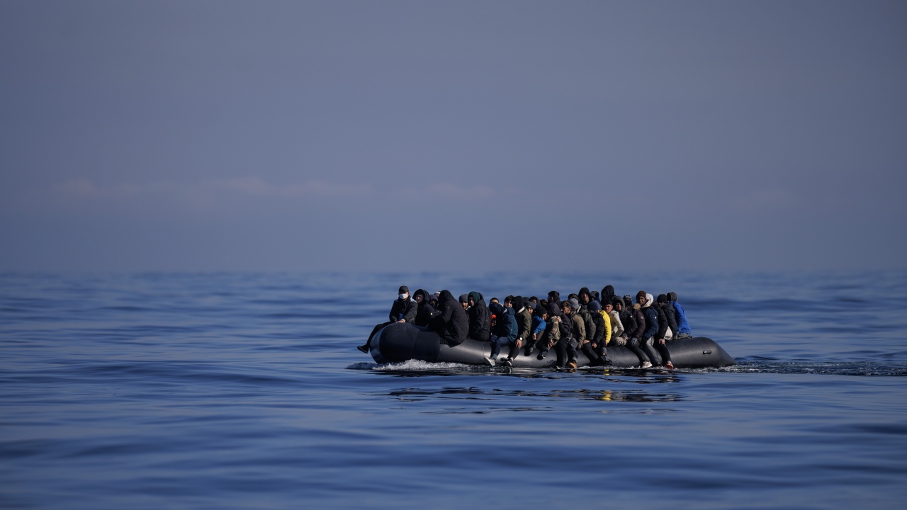 Испанската брегова охрана спаси 124 мигранти, включително малки деца и