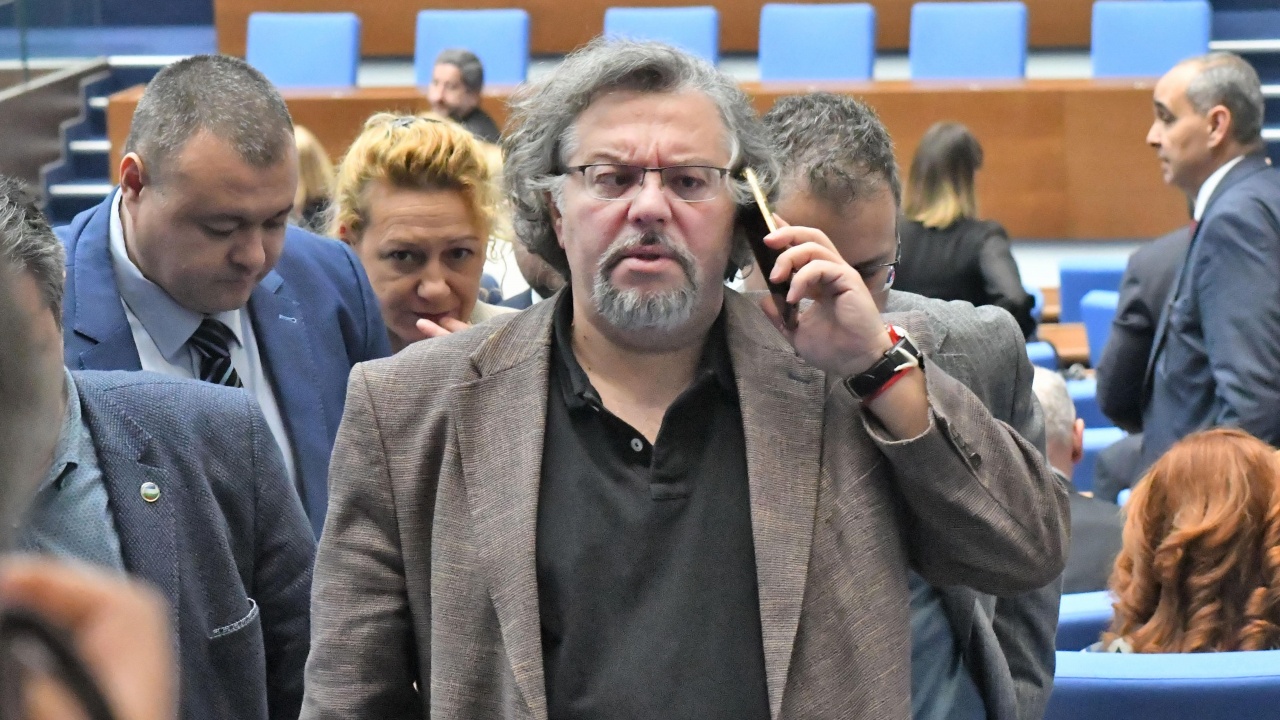Напрежение между  и Манол Пейков от ПП-ДБ в Народното събрание.