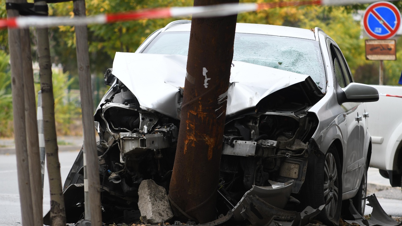 16-годишен катастрофира в Бургаско, заряза спътника си в колата и избяга