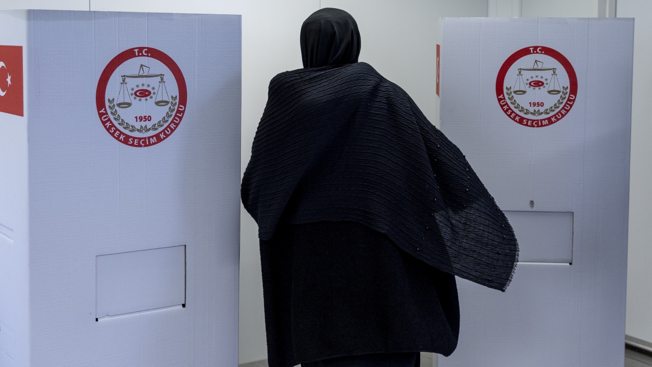 Турски избирател упражни правото си на глас, облечен като космонавт