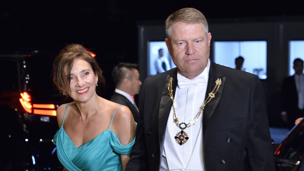 Румънският президент Клаус Йоханис, който е протестант, и съпругата му