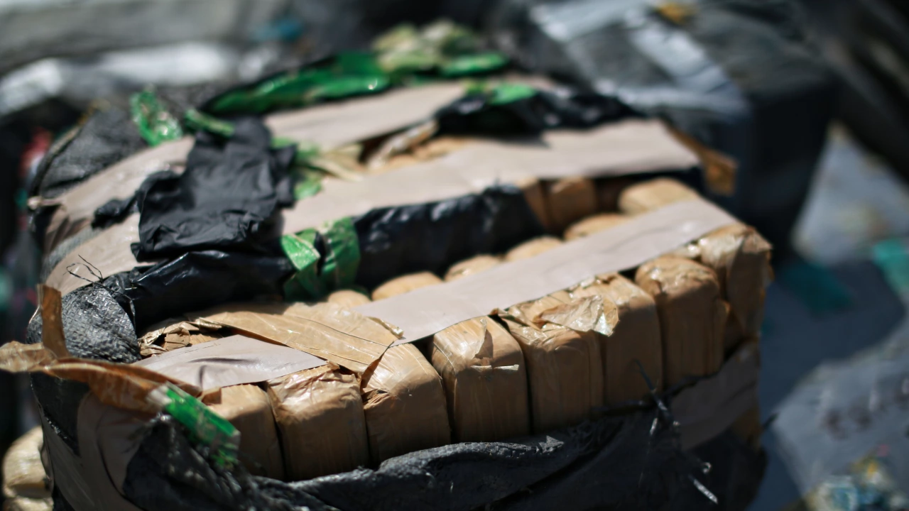 Бургаски митничари задържаха около 180 кг кокаин предаде БНТ Става дума