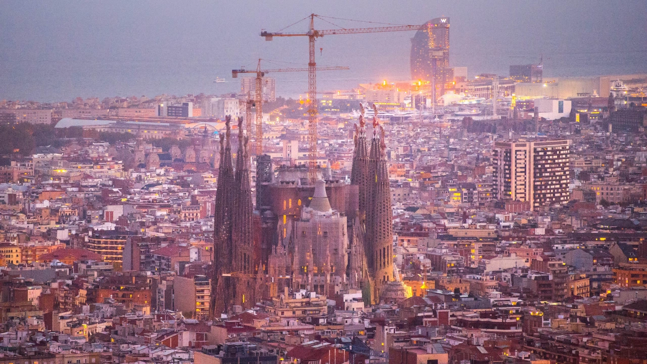 Легендарната базилика Саграда Фамилия в Барселона най   накрая ще бъде завършена Това