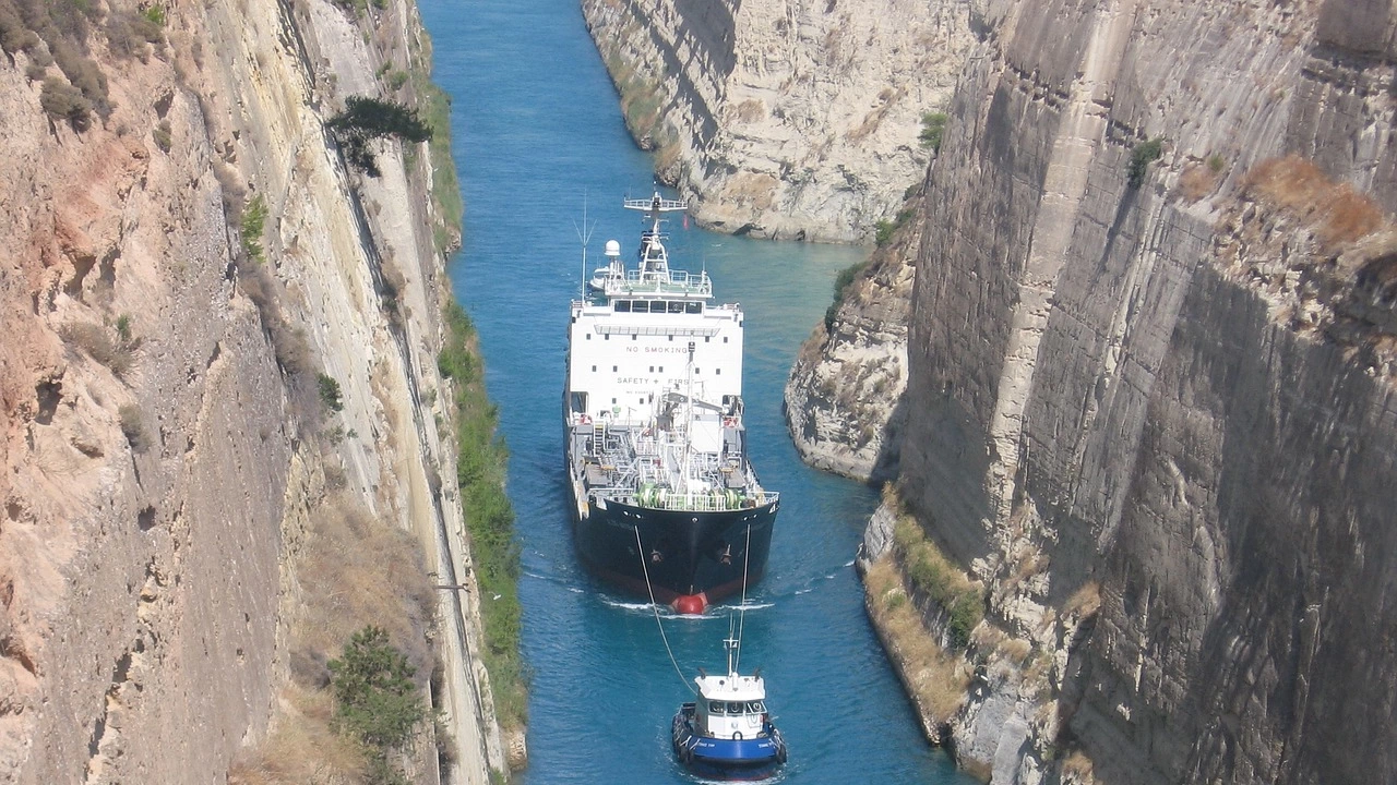 Историческият Коринтски канал в Гърция ще бъде отново отворен за
