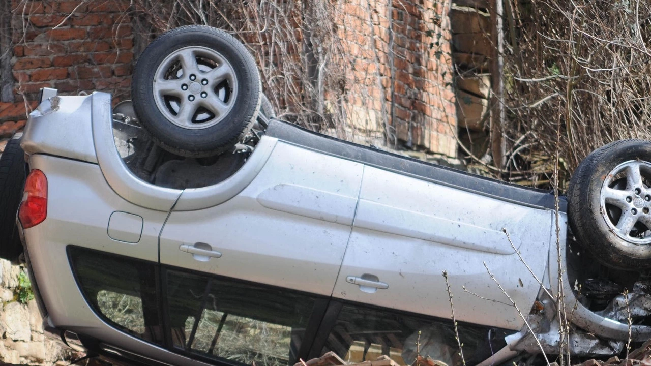 36 годишна жена от Перник е изгубила управлението над колата си и се е