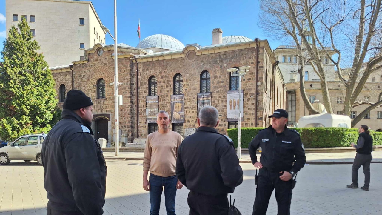 Инцидент пред вратите на президентството предава репортер на Novini bg   Мъж