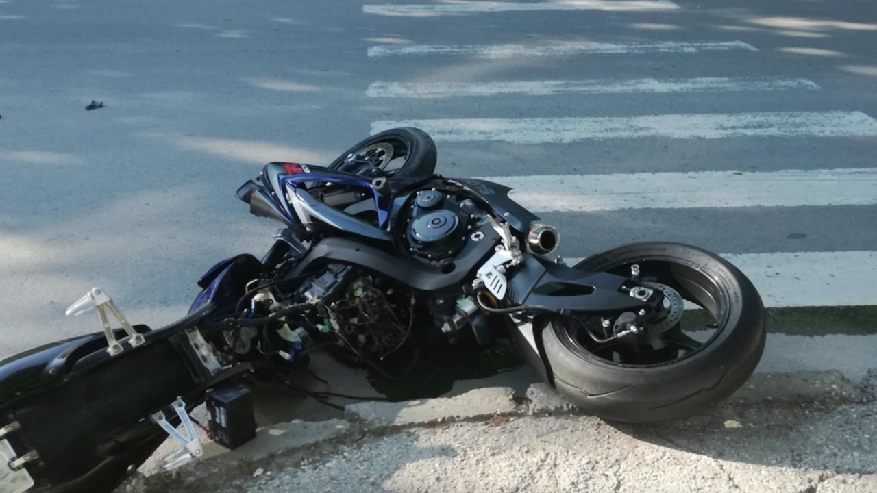 16 годишен мотоциклетист без книжка е в тежко състояние след катастрофа
