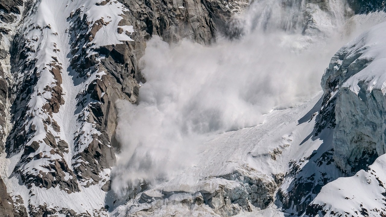 Трима души загинаха при падане на лавина край швейцарския курорт Цермат