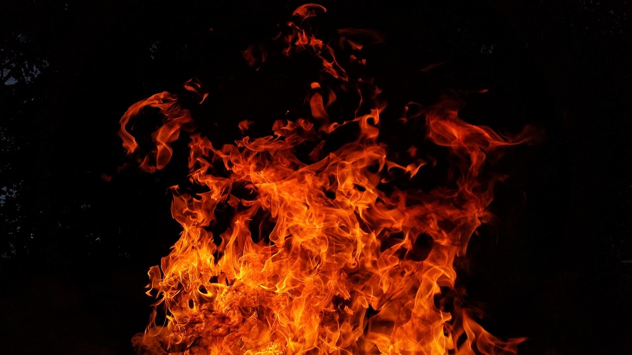 Пожар гори край Копривщица, съобщиха от МВР. Огънят пламнал вчера