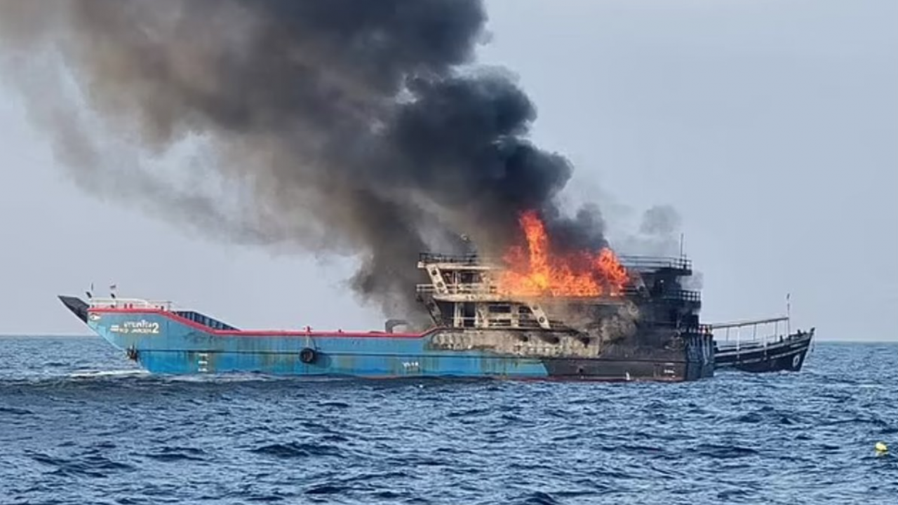 Ферибот със 108 души на борда се запали в Тайландския залив
