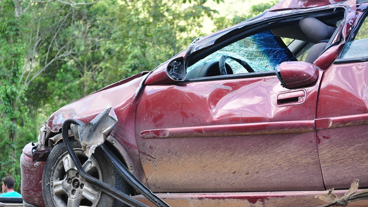Катастрофа между кола и товарен автомобил, има жертва