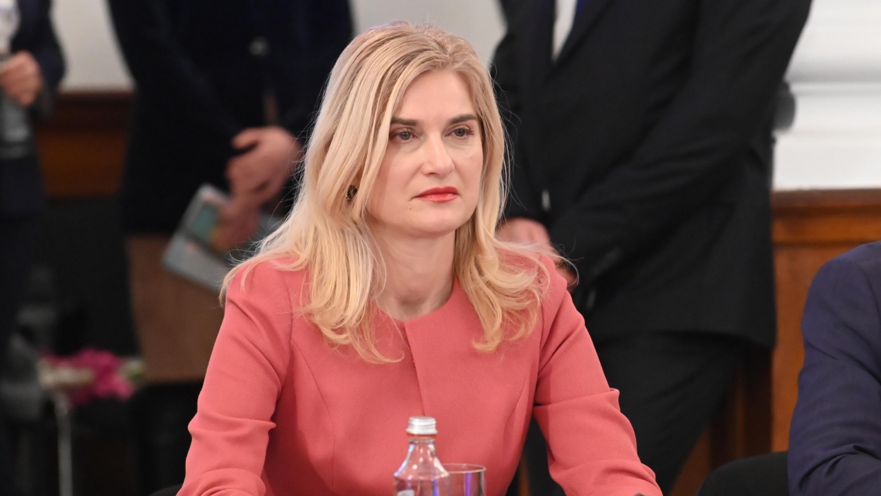 Представители на туризма настояват Зарица Динкова да остане министър