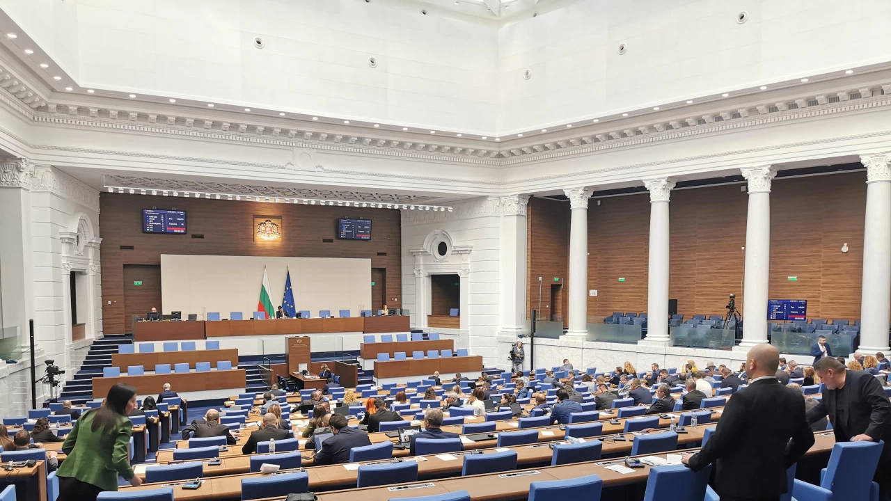 Спор между депутати от управляващото мнозинство и прекъсна пленарното заседание