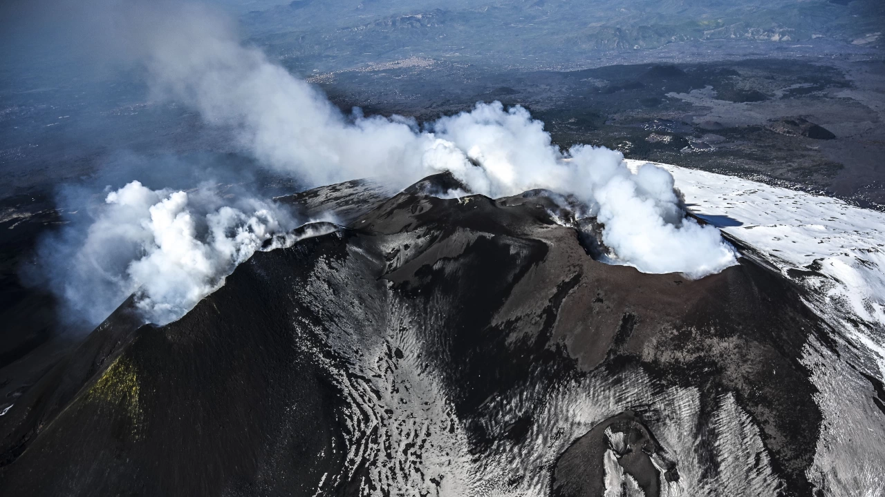 Величествената италианска планина Етна завладя посетителите със своите спиращи дъха