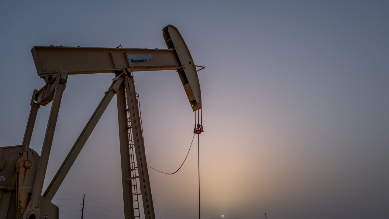 Цените на петрола рязко спаднаха с повече от долар и