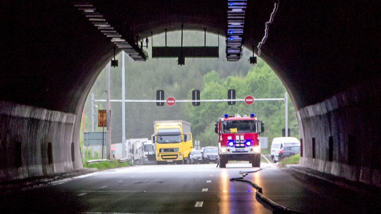 Спират движението в тунел "Ечемишка" в посока София