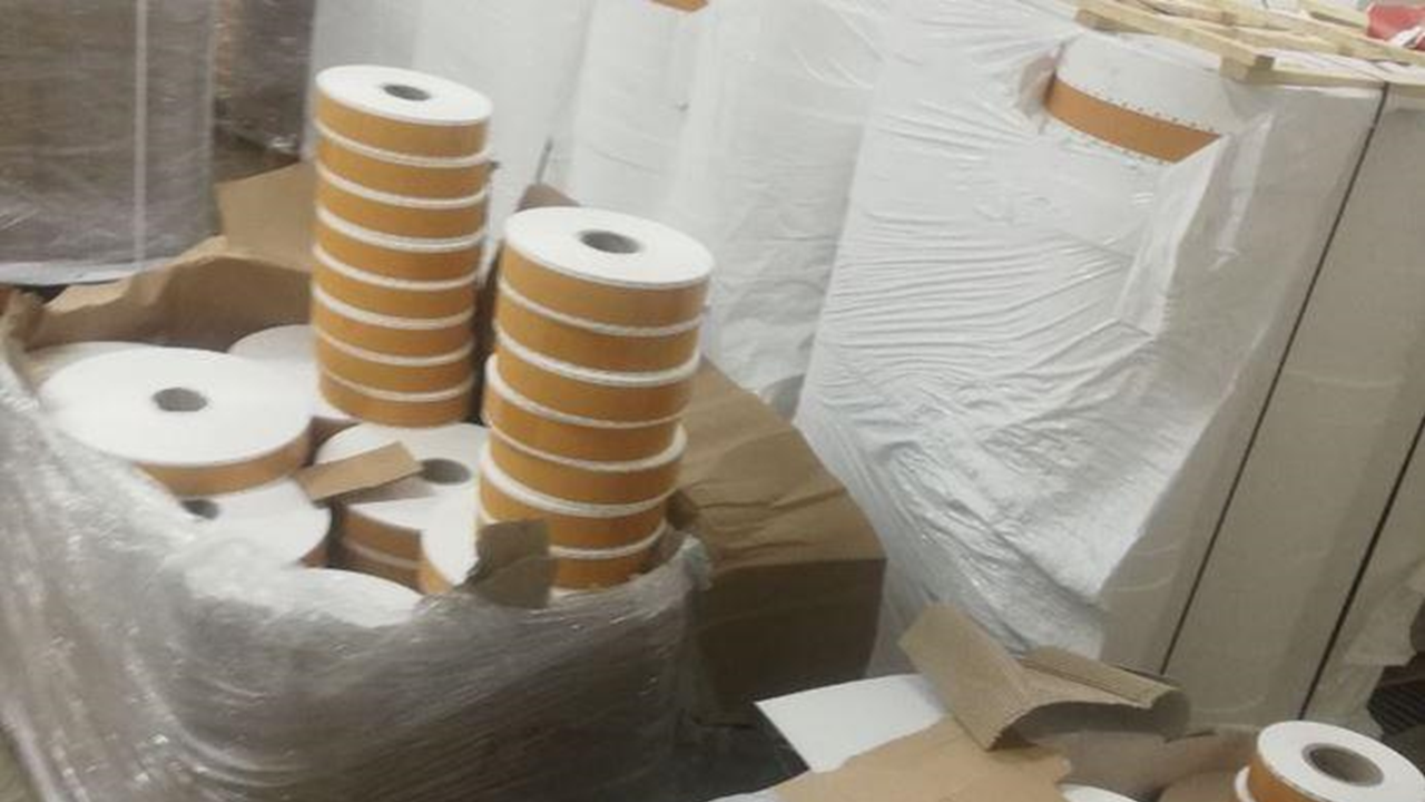 Митничари конфискуваха повече от осем тона заготовки за цигарени кутии и 480 бобини коркофан