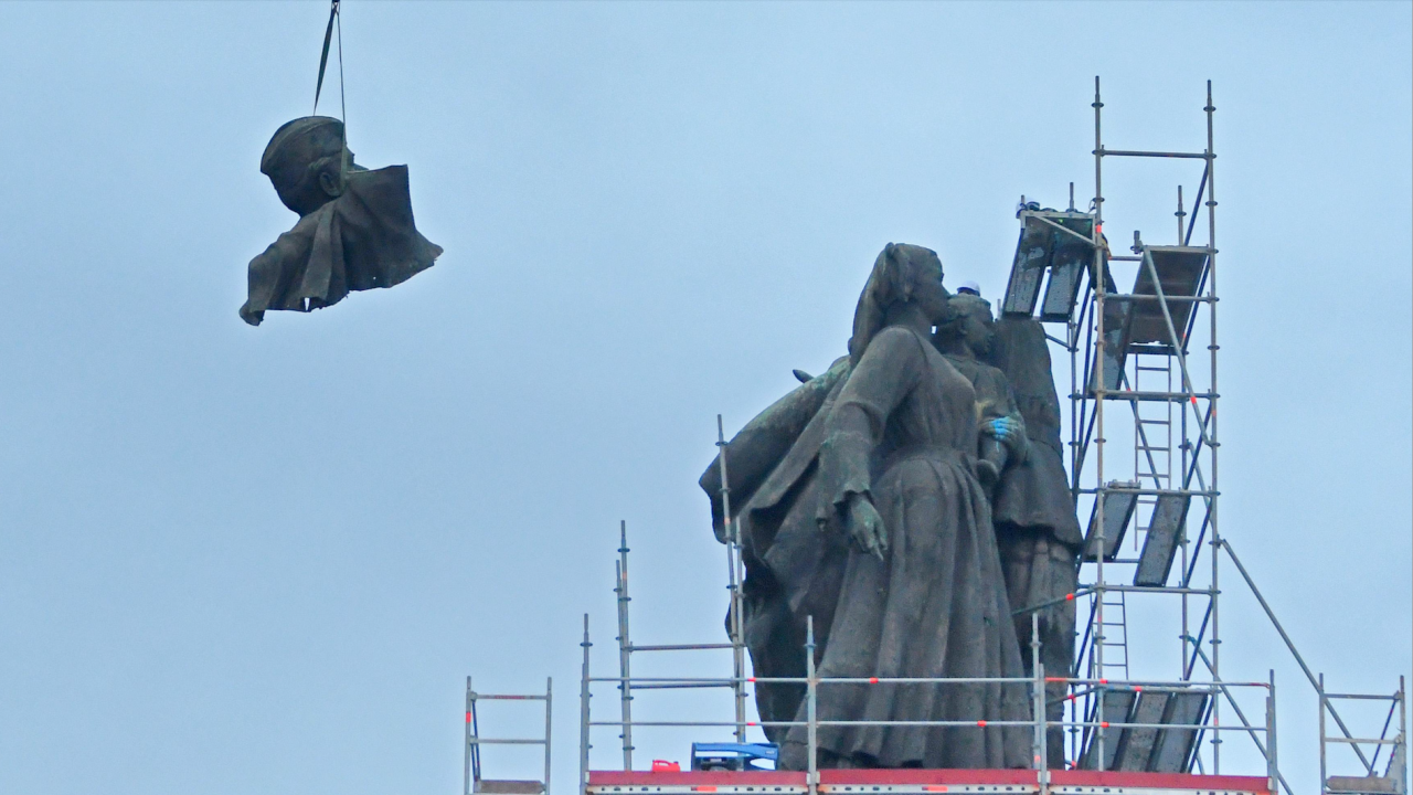 ВАС отмени решението на АССГ за спиране демонтажа на Паметника на Съветската армия
