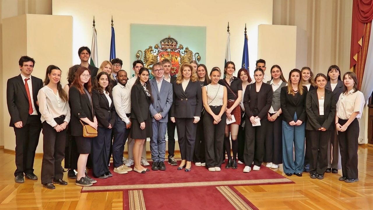 Вицепрезидентът Йотова разговаря на „Дондуков“ 2 с чуждестранни студенти