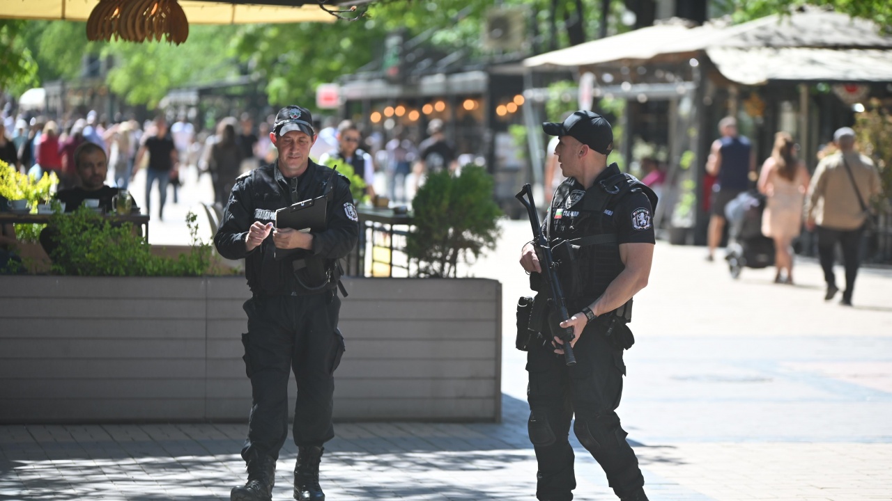Въоръжени патрули наблюдават реда по столичните улици