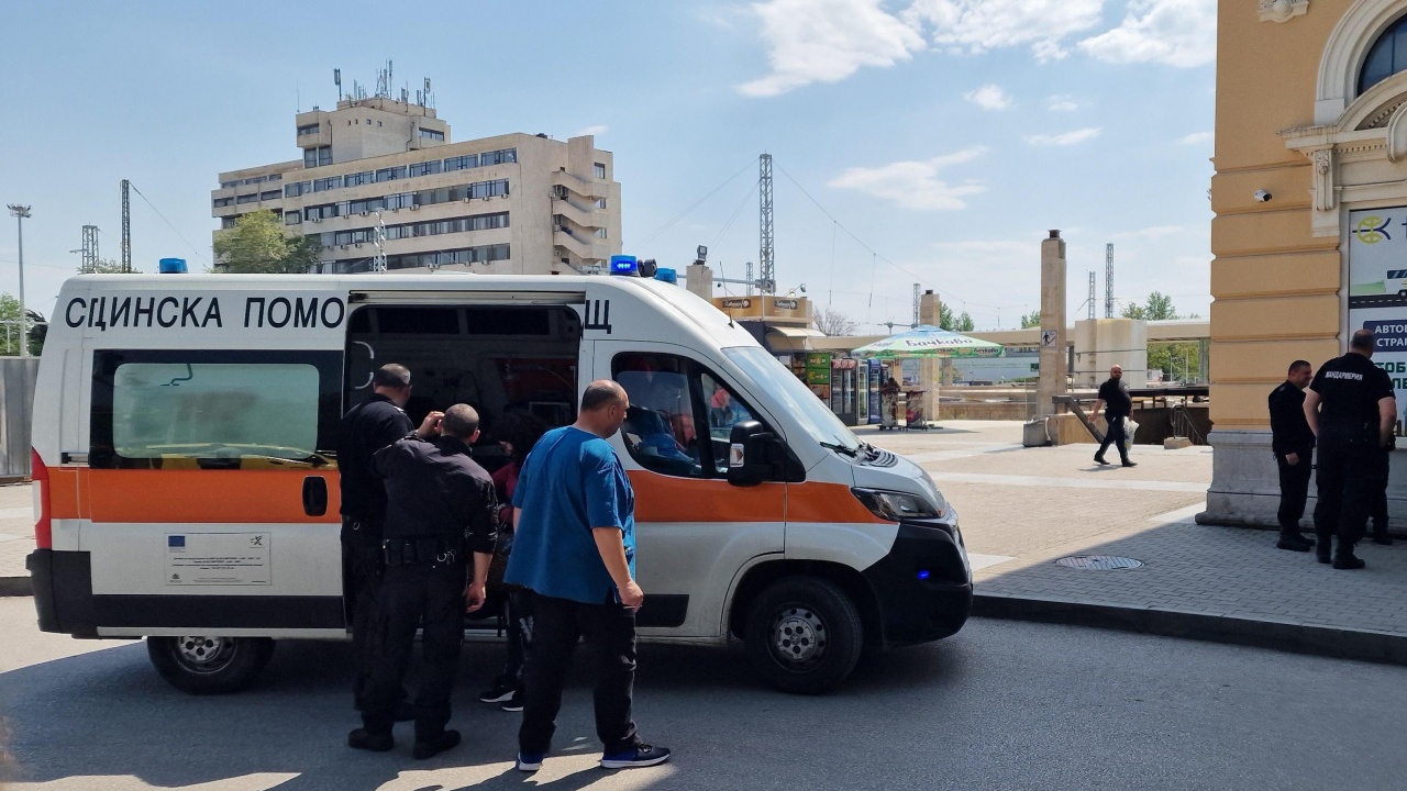 Човек припадна при неизяснени обстоятелства пред гарата в Пловдив. На място