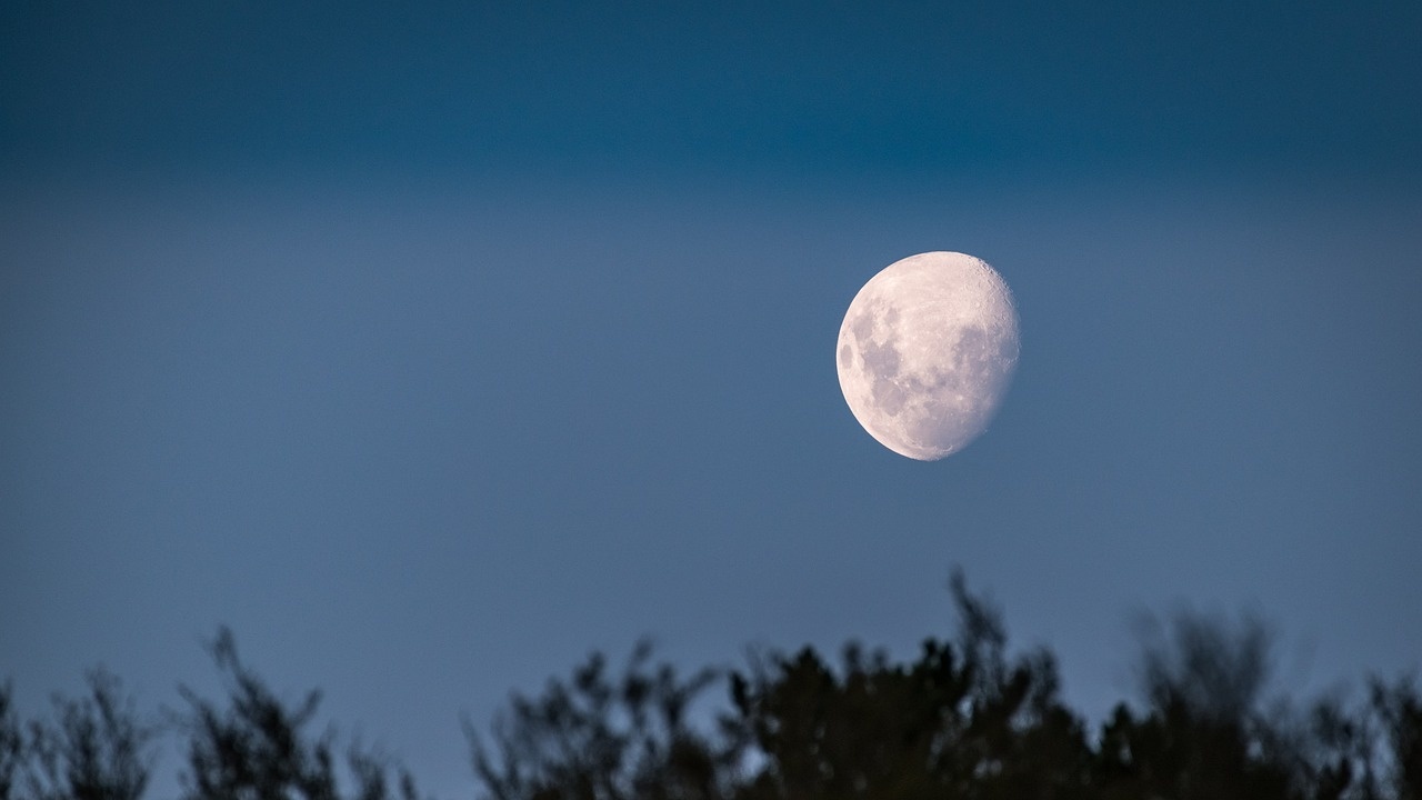 Луната е в знак Близнаци до 20:46ч на 13 април