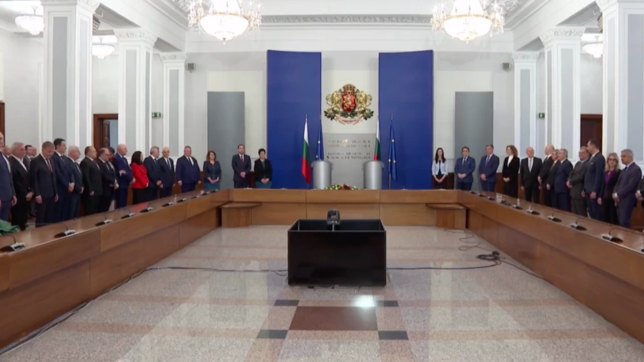 Досегашният премиер акад предава властта на служебният министър председател Димитър Главчев