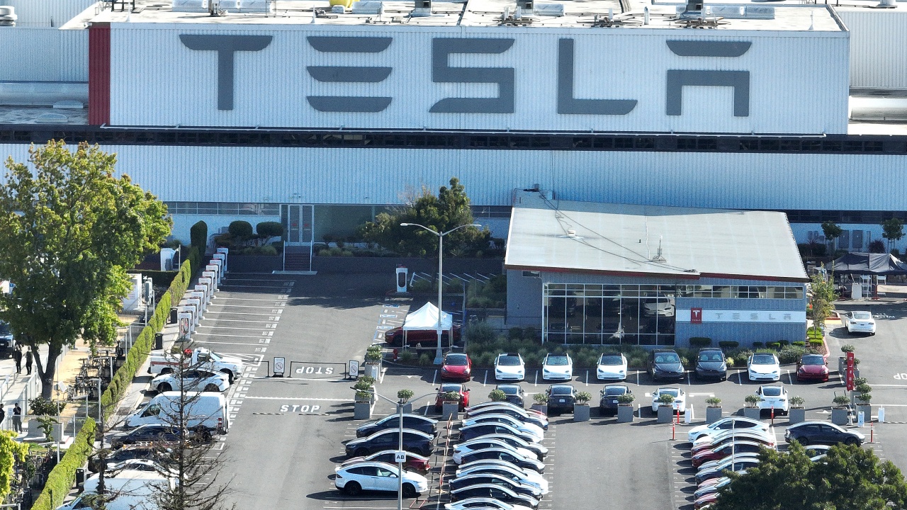 Производителят на електромобили Тесла (Tesla) ще съкрати над 10 на