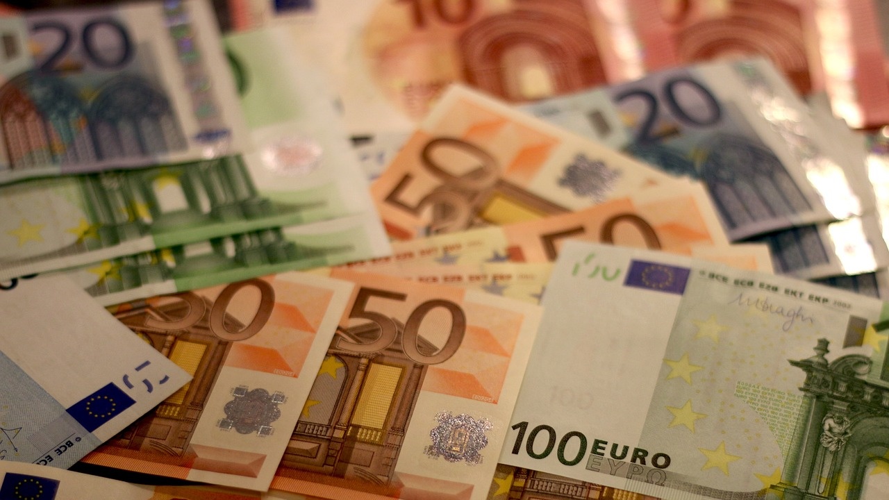 Курсът на еврото се понижи спрямо долара в сутрешната търговия
