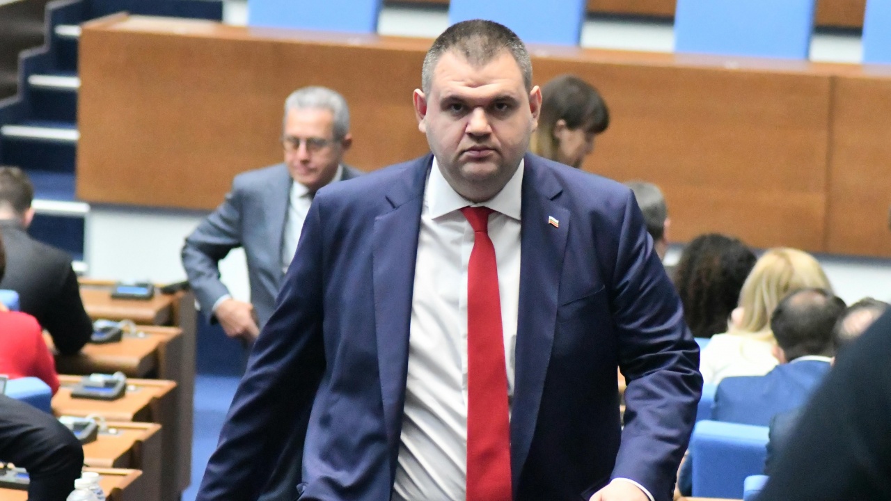 Пеевски: Не може България да седи без външен министър, президентът веднага да подпише указа