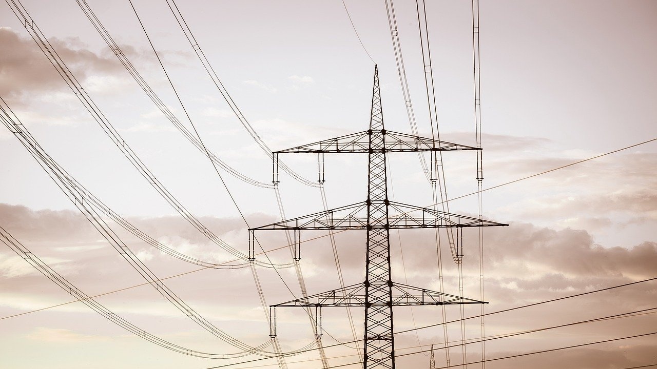 Депутатите от енергийната комисия замразяват либерализацията на тока на едро