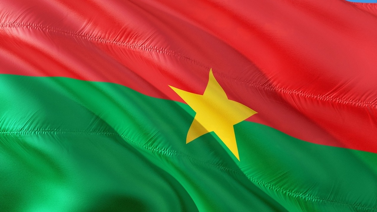 Военното правителство в Буркина Фасо експулсира трима френски дипломати по